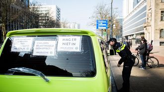 Protest tegen de milieuzone op de Coolsingel. De rechter stelde de oldtimerbezitters in het gelijk en Rotterdam gaat nu de borden aanpassen. / BART JANSEN 