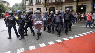 Spaanse politie schiet met rubberkogels op stemmers