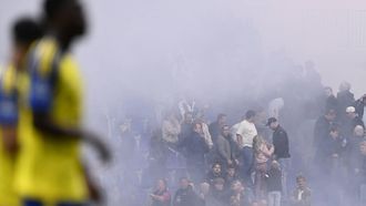 LEEUWARDEN -Thuispubliek op de tribune tijdens het afsteken van vuurwerk tijdens de Nederlandse Eredivisie wedstrijd tussen SC Cambuur en Feyenoord in het Kooi Stadion op 23 augustus 2026 in Leeuwarden, Nederland. OLAF KRAAK / ANP