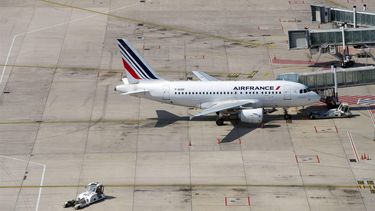 This picture taken on June 27, 2019 shows an Airbus A318 airplane of the Air France airline company parked on the tarmac of Roissy-Charles de Gaulle Airport, north of Paris. 
JOEL SAGET / AFP