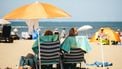 mensen genieten op het strand van warme zomer