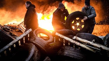 ARENDONK - Nederlande en Belgische boeren blokkeren de grensovergang tussen Nederland met Belgie. De boeren demonstreren tegen landbouwregels die volgens hen te streng zijn en oneerlijke concurrentie binnen de Europese grenzen. ANP ROB ENGELAAR demonstratierecht