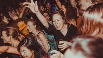 Vroeg pieken in plaats van tot 4 uur 's nachts feesten: is het populaire 'vroeg feesten' wat?