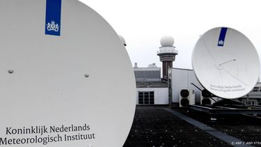 DE BILT - Een schotel op het dak van het Koninklijk Nederlands Meteorologisch Instituut (KNMI). ANP XTRA SANDER KONING