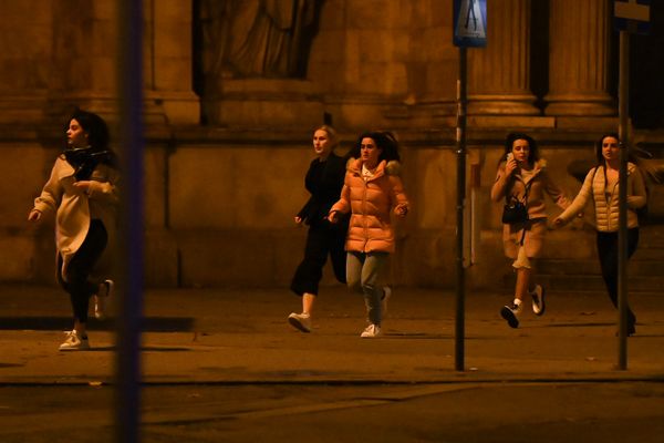 Een foto van rennende mensen op straat in Wenen