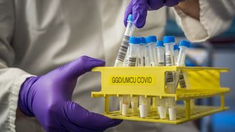 Een foto van buisjes met testen van coronabesmettingen