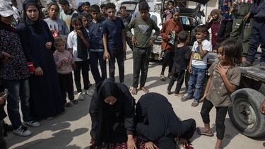 epa12441296 Internally displaced Palestinians celebrate the announcement of a ceasefire agreement between Hamas and Israel in Khan Younis, southern Gaza Strip, 09 October 2025. US President Donald Trump announced that Israel and Hamas have agreed to the first phase of a Gaza peace plan. The deal involves the release of Israeli hostages and Palestinian prisoners, the withdrawal of Israeli forces, and the delivery of humanitarian aid to Gaza.  EPA/HAITHAM IMAD