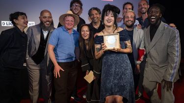 AMSTERDAM - De Afhaalchinees, thuisbezorgd, van Kelly-Qian van Binsbergen wint de Zilveren Nipkowschijf tijdens de uitreiking van de Zilveren Nipkowschijf voor het beste tv-programma of de beste tv-maker in het Ketelhuis. De Zilveren Nipkowschijf is de oudste en meest gezaghebbende televisieprijs van Nederland. JEROEN JUMELET / ANP