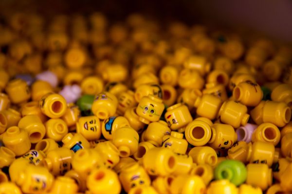 Vlaggenschip LEGO vaart binnen op de Kalverstraat