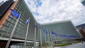 epa13126650 European flags fly in front of the European Commission building in Brussels, Belgium, 22 July 2026. EU ambassadors are meeting in the Belgian capital on 22 July to discuss a new sanctions package against Russia over its invasion of Ukraine and options for halting imports of goods and services from illegal Israeli settlements, among other topics.  EPA/OLIVIER MATTHYS