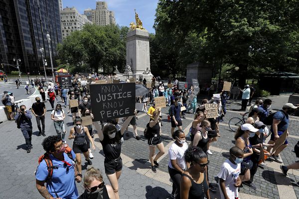Op deze foto zie je demonstranten in de VS - Black Lives Matter