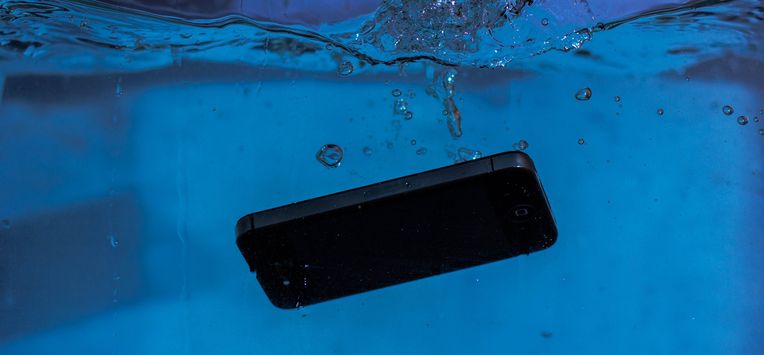 Telefoon onderwater, water