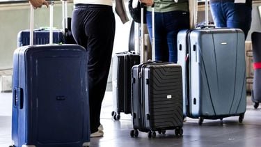 SCHIPHOL - Reizigers met rolkoffers op Schiphol. ANP REMKO DE WAAL