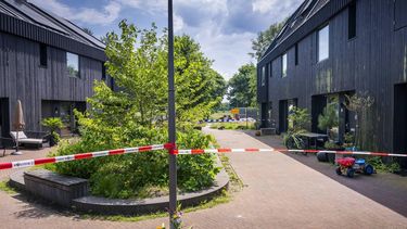 MEERSTAD - Bloemen bij de woning aan de Meerhoven, waar een echtpaar (beiden 53 jaar) dood is aangetroffen. De verdachte in de zaak is het kind van de twee en zit in beperkingen, wat betekent dat het kind alleen contact mag hebben met een advocaat. JILMER POSTMA / ANP