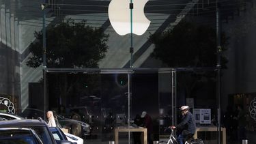 epa12063892 An exterior view of an Apple Store in Palo Alto, California, USA, 29 April 2025. Apple Inc., will release its second quarter earnings report after the market closes on 01 May 2025.  EPA/JOHN G. MABANGLO