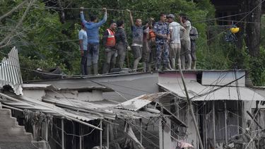 epa13193011 Rescuers gather on a rooftop as floodwaters sweep through Trishuli Bazar following a flash flood, in Nuwakot district, Nepal, 26 August 2026. Several people were killed and multiple others were reported missing after a massive flash flood swept through Rasuwa and Nuwakot districts causing widespread destruction to settlements and infrastructure, according to local authorities.  EPA/NARENDRA SHRESTHA