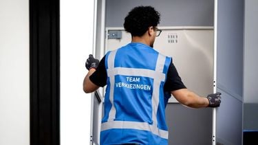 LELYSTAD - Een stembureau wordt opgebouwd in het stadhuis voor de gemeenteraadsverkiezingen. Tijdens deze verkiezingen stemmen Nederlanders over de verdeling van 8500 zetels in de lokale politiek. KOEN VAN WEEL / ANP