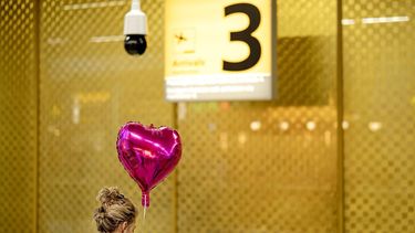 SCHIPHOL - Reizigers in de aankomsthal na terugkeer vanuit het Midden-Oosten. De KLM en ook Emirates vlogen reizigers terug die gestrand waren door de oorlog in Iran. RAMON VAN FLYMEN / ANP