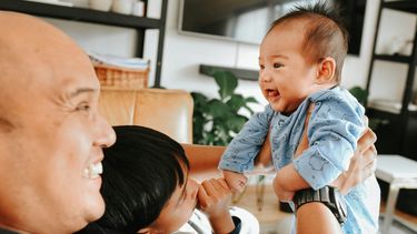 Waarom moeders vinden dat hun baby meer op de vader lijkt