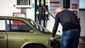 LOMMEL - Nederlandse automobilisten bij een tankstation net over de Belgische grens. De prijzen voor diesel en benzine zijn in Nederland flink gestegen door de oorlog in het Midden-Oosten. In de buurlanden liggen de prijzen lager. ROB ENGELAAR / ANP