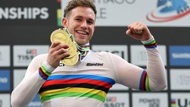 Netherlands' #168 Harrie Lavreysen (gold) pose with his medals during the men's sprint event award ceremony at the 2025 UCI Track World Championships, in the Penalolen Velodrome in Santiago, on October 26, 2025. 
Javier TORRES / AFP