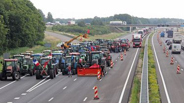 Boeren hebben het distributiecentrum bij de Albert Heijn in Zwolle geblokkeerd