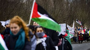 LEIDEN - Deelnemers tijdens een mars voor Gaza. De Nakba Loop brengt deelnemers van Leiden naar het Internationaal Strafhof in Den Haag. Met de mars willen de organisatoren solidariteit tonen met de Palestijnen in de Gazastrook. ANP RAMON VAN FLYMEN