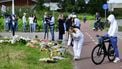 AMSTERDAM - Talloze mensen, onder wie ook Ajax-fans, leggen bloemen neer langs de Holterbergweg voor de in Amsterdam omgebrachte Lisa (17) uit Abcoude. Het meisje werd na een avond stappen om de hoek bij Ajax' trainingscomplex De Toekomst om het leven gebracht. Een 22-jarige verdachte is aangehouden. ANP OLAF KRAAK