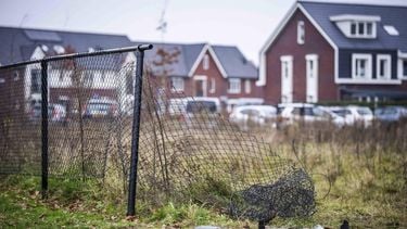 NUNSPEET - Het kapotte hek op de Elburgerweg op de dag na een aanrijding waarbij meerdere mensen gewond raakten. De aanrijding gebeurde toen een groep mensen stond te wachten op een lichtjestour die langs zou komen. ANP FREEK VAN DEN BERGH