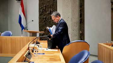 DEN HAAG - Demissionair Minister Caspar Veldkamp (l) van Buitenlandse Zaken tijdens een schorsing van een tweeminutendebat. De Tweede Kamer is weer bijeen om verder te kunnen debatteren over Gaza. ANP ROBIN VAN LONKHUIJSEN