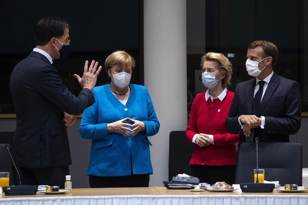 Een foto van Rutte in overleg met Merkel en Macron