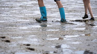 TERSCHELLING - Wandelaars nemen deel aan een wadloopexcursie. Veel Nederlanders vieren vanwege het coronavirus dit jaar vakantie in eigen land. ANP SEM VAN DER WAL