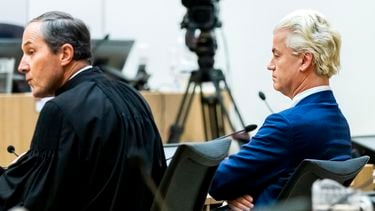 Een foto van Geert Wilders en advocaat Knoops bij de uitspraak