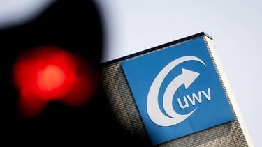 ALKMAAR - Logo op de gevel van een kantoor van uitkeringsinstantie UWV aan de Wognumsebaan. ANP KOEN VAN WEEL