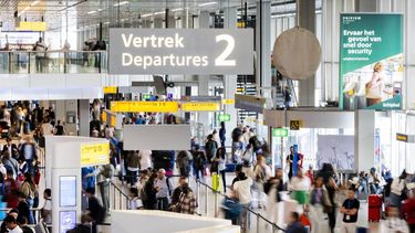 SCHIPHOL - Reizigers op Schiphol. ANP REMKO DE WAAL