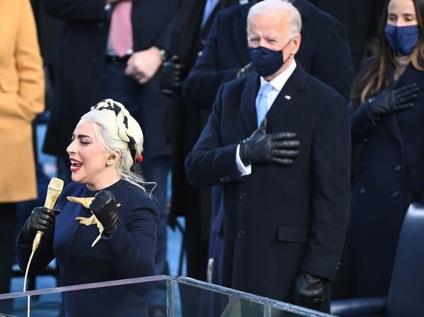Lady Gaga zingt het volkslied tijdens de inauguratie van Biden.