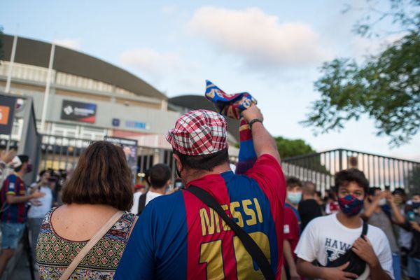 Een foto van protesten bij het stadion van Barcelona