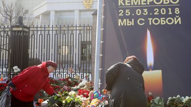 Inwoners van Kemerovo leggen bloemen voor de slachtoffers. / ANP