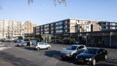 UTRECHT - Op het Smaragdplein is een man in een elektrische rolstoel in brand gestoken. De man, die een beperking heeft, is zwaargewond naar het ziekenhuis gebracht. De politie zoekt nog naar de daders. BAS VAN SETTEN / ANP
