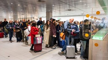 SCHIPHOL - Reizigers in de vertrekhal van Schiphol. De luchthaven kampt met een storing bij de elektrische paspoortcontrole, wat tot lange wachtrijen leidt. SIMON LENSKENS / ANP