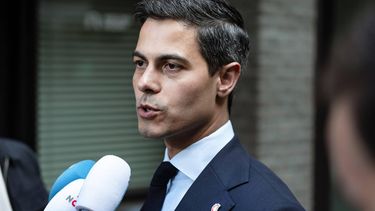DEN HAAG - Minister-president Rob Jetten reageert bij Nieuwspoort op de bekladding van het Nationaal Monument op de Dam in Amsterdam, waar later op de dag de Nationale Herdenking wordt gehouden. Het monument werd besmeurd met een rode substantie. De politie is op zoek naar drie verdachten. LINA SELG / ANP