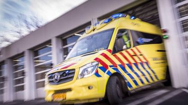 AMSTERDAM - Een ambulance verlaat met hoge snelheid de garage na een melding. ANP XTRA LEX VAN LIESHOUT