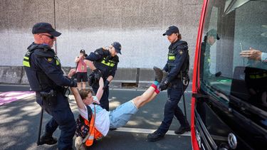 DEN HAAG - Klimaatdemonstranten van Extinction Rebellion tijdens een blokkade van de snelweg A12. In een verklaring meldt XR dat de blokkade een reactie is 