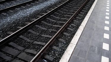 AMSTERDAM - Een leeg spoor op treinstation Amsterdam Centraal tijdens een staking. NS-personeel heeft het werk neergelegd in regio's Noordwest en Oost. ANP RAMON VAN FLYMEN