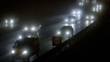 APELDOORN - Auto's rijden in de avondspits op de A12 door een dikke laag mist naar huis. ANP BART MAAT