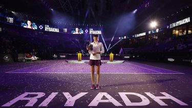 epa12512634 Elena Rybakina of Kazakhstan poses with her trophy after winning the 2025 WTA Finals final match against Aryna Sabalenka of Belarus in Riyadh, Saudi Arabia, 08 November 2025.  EPA/STRINGER