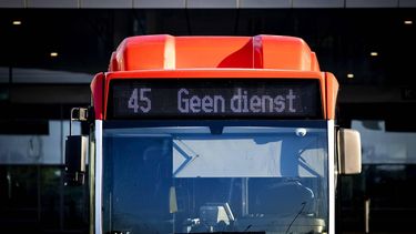 DEN HAAG - Een lege bus op het Centraal Station van Den Haag. Personeel van het Haagse openbaar vervoersbedrijf HTM staakt voor een beter cao-bod. FNV en CNV eisen een loonsverhoging van 5 procent en koopkrachtbehoud. ANP RAMON VAN FLYMEN