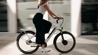 vrouw op elektrische fiets