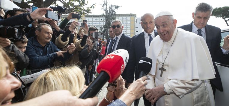 Paus Franciscus verlaat ziekenhuis Rome