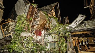 Duits hotel ingestort, Urker vrouw en kinderen onder puin vandaan gehaald